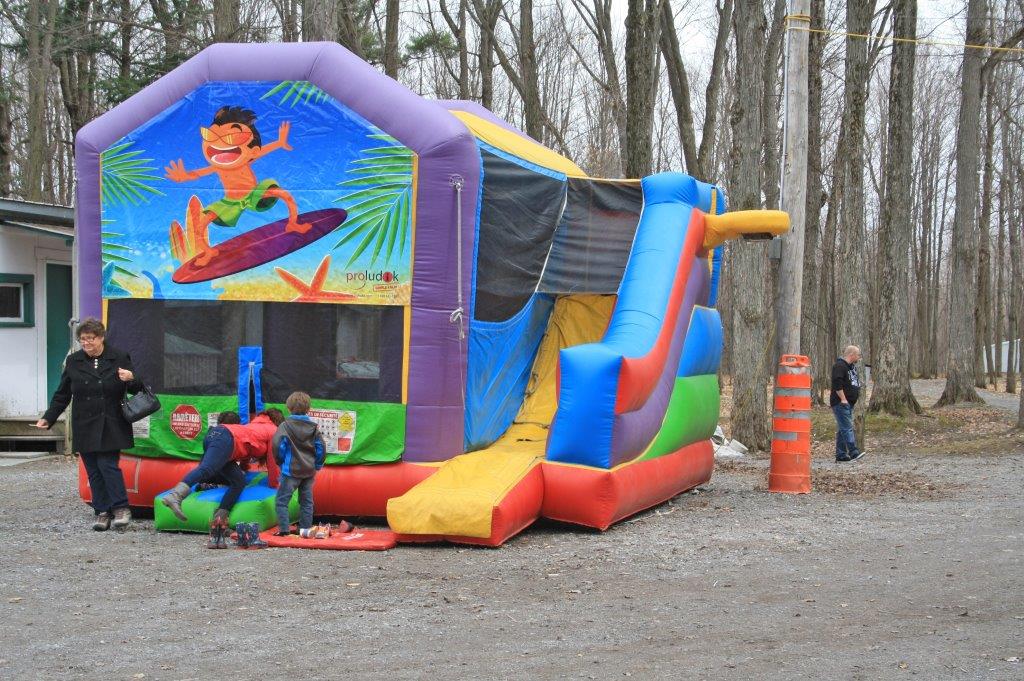 Jeu gonflable pour enfants sous la surveillance de Nicole Bouchard.