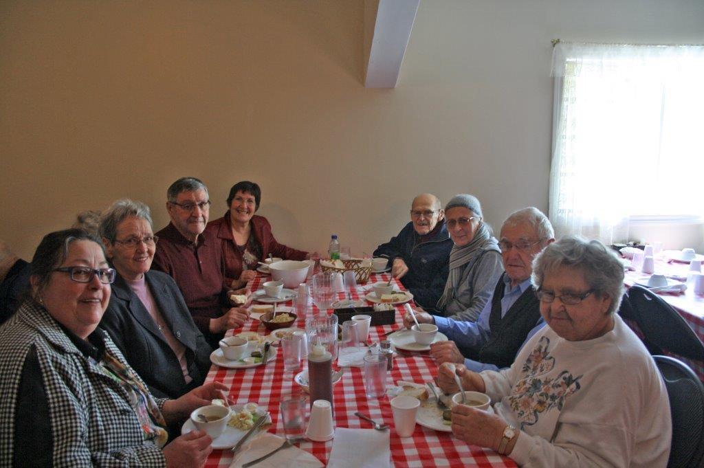 Les cousins, cousines… : Sylvie, Antonine, Noël, Monique et Paul-Émile Messier, une amie, Gérard Préfontaine et Pauline Messier