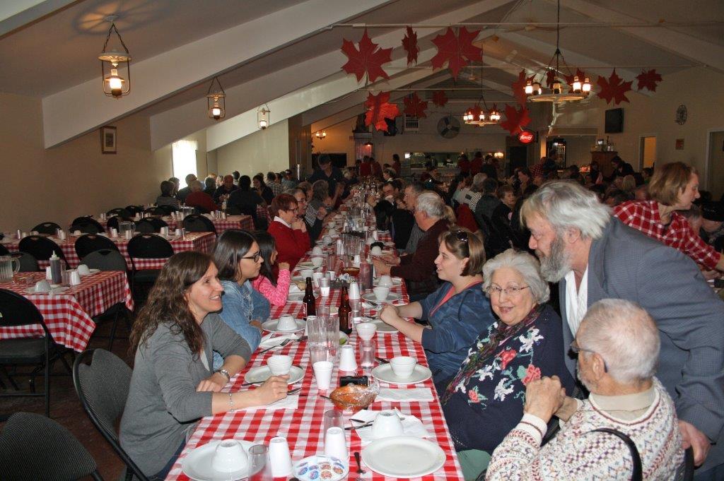 Famille d’Yvette Messier et d’Ernest Bernier. Réginald Bourgoin en grande conversation avec Johanne Bernier, la fille d’Ernest et d’Yvette Messier