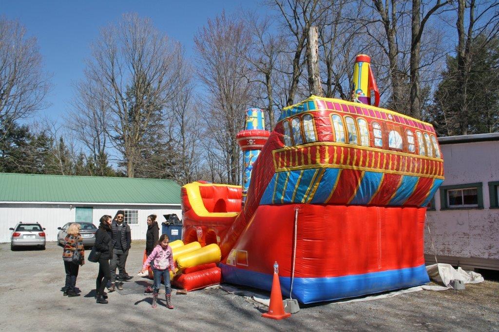 D’autres enfants s’amusent sous la surveillance des parents