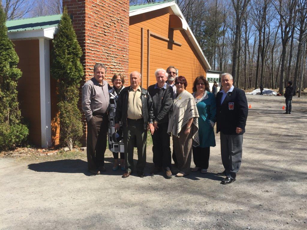 Le groupe de Sudbury, Ont : Steve Mirkopoulos, Carole Messier-Mirkopoulos, Jean Messier, Réjean Messier, secrétaire-trésorier de l’Association, Raymond Laurin, Lyse Messier-Laurin, Suzanne Messier-Lafleur et Richard Leonardo, président de l’Association