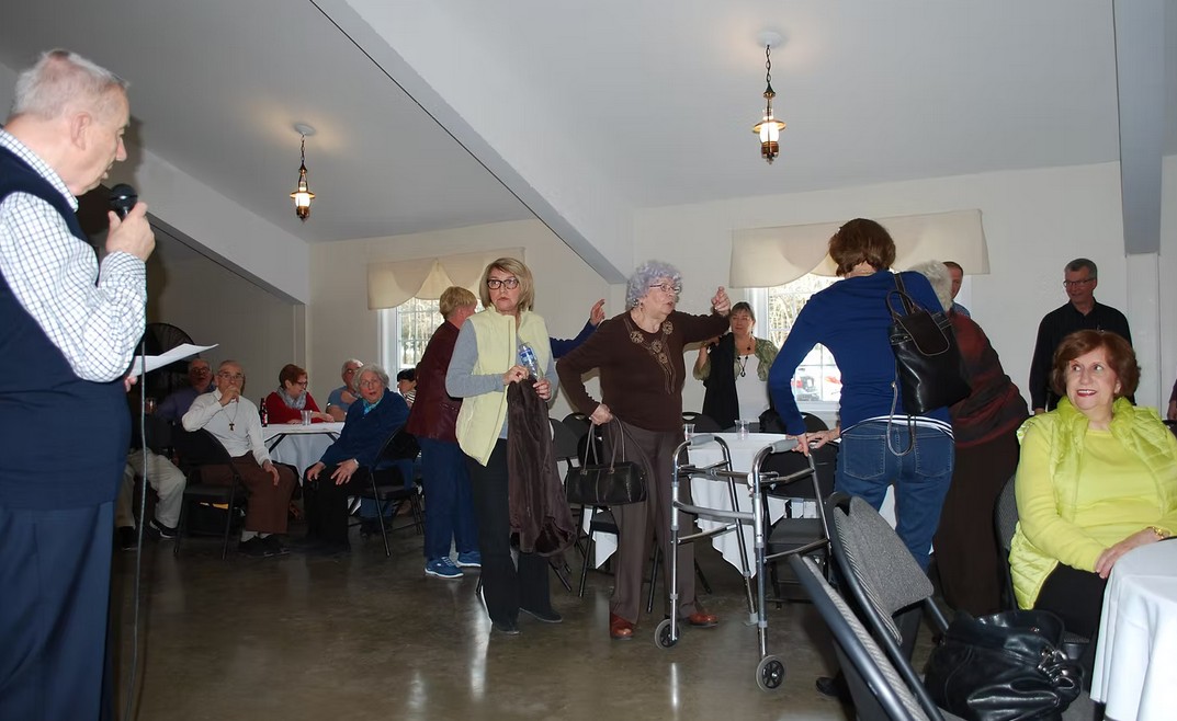 Réal convie les participants à passer à table