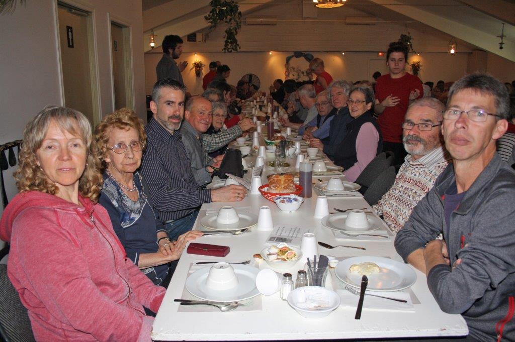 Sylvie Claude et Jeannette Nault, David et Alain Messier, Ernest Bernier et Claude Nault.