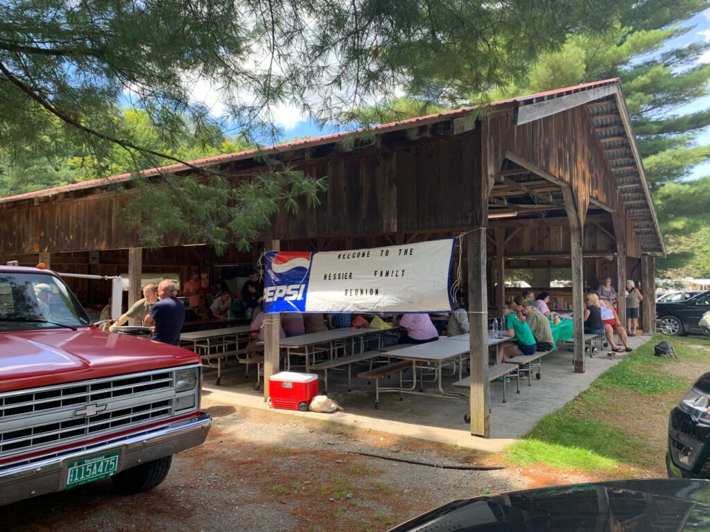 C’est sous un chapiteau que les Messier du Vermont et des alentours étaient conviés lors de cette journée de retrouvailles / It was under a marquee that the Messiers of Vermont and the surrounding area were invited during this day of reunion.