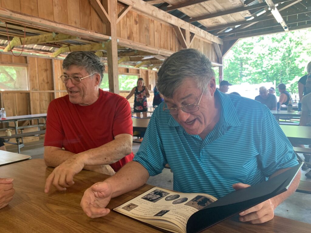 C’est avec plaisir que Gale et Dale Messier examinent l’album familial de Denis St-François / It is with pleasure that Gale and Dale Messier examine the family album of Denis St-François.