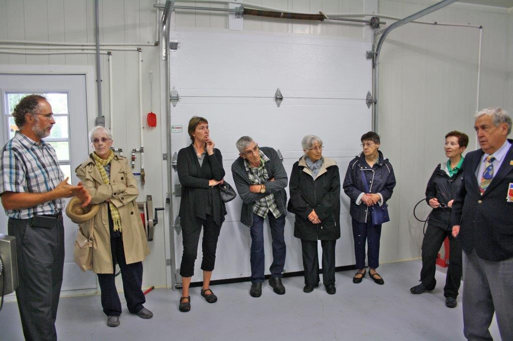 Richard Messier semble piquer la curiosité des gens : Richard Messier, Céline Desrosiers, Yolande, Jean-Marie, Thérèse et Claire Messier, Michèle Desrosiers et Richard Léonardo.