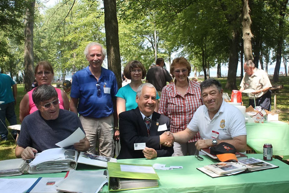 Les organisateurs, Dale et Gale en compagnie de Richard Leonardo, président de l'Association des Familles Messier. À l'arrière, Kathy Barton Messier, épouse de Dale, Réjean Messier, Lucie Marcil Messier, épouse de Réjean et Denise Parent Messier, épouse de Gale.