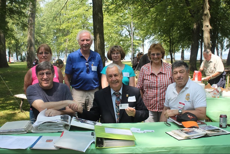 Les organisateurs, Dale et Gale en compagnie de Richard Leonardo, président de l'Association des Familles Messier. À l'arrière, Kathy Barton Messier, épouse de Dale, Réjean Messier, Lucie Marcil Messier, épouse de Réjean et Denise Parent Messier, épouse de Gale.