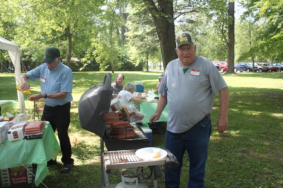 James Messier s'occupe du BBQ.