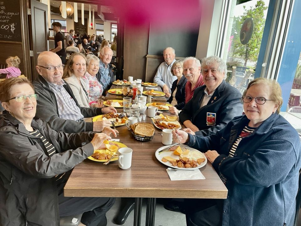 To start the day, a quick get-together at the "Le p'tit réveil, la p'tite soirée" restaurant in Varennes.