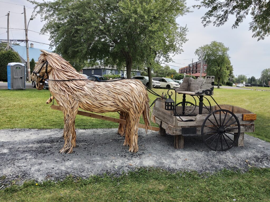 The horses from the artwork "Les complices des bâtisseurs" (Accomplices of the Builders),created by sculptor Michel Giroux,are made of cedar and hemlock—wood species that are highly durable over time.