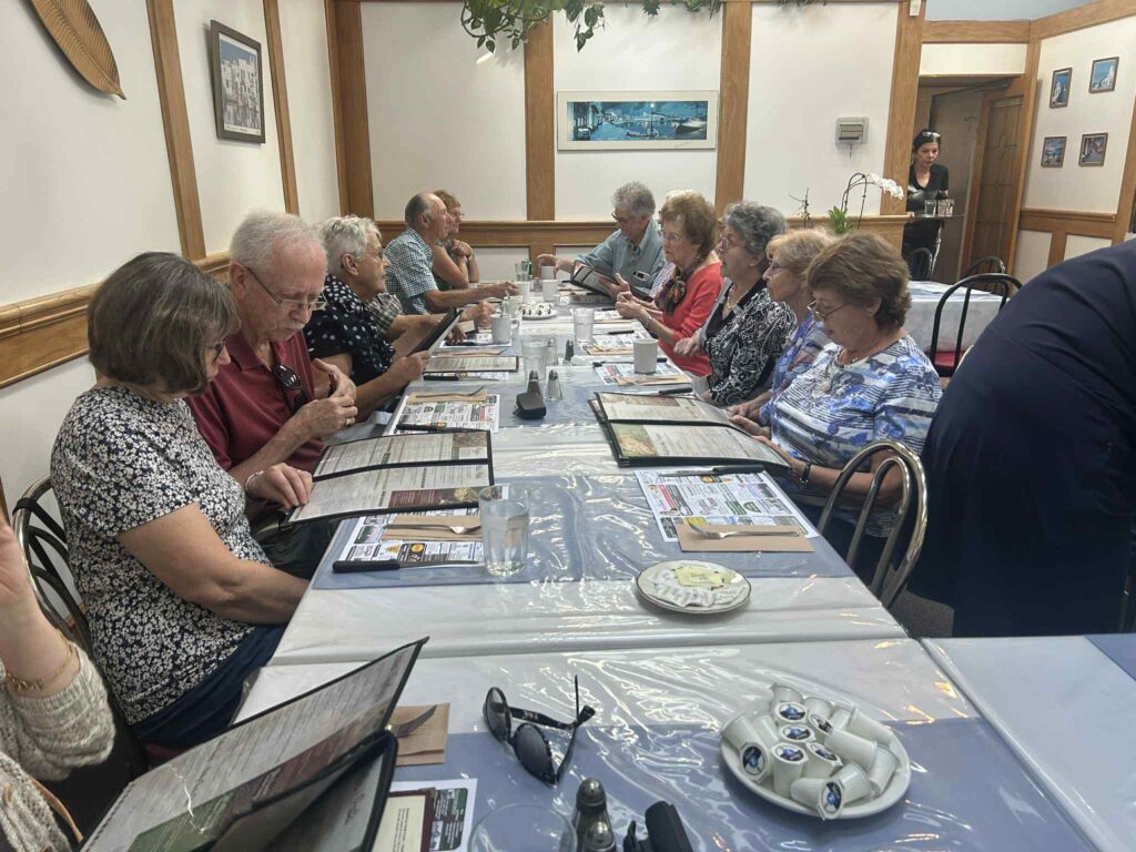 The guests are looking over the menu. Everyone is sure to find a dish to their liking! Among the members present with the surname Messier are Réjean (12), Clovis (254), Stella (222), and Stella (261). Estelle (223) will join them a few minutes after the photo is taken.