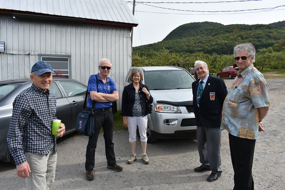 Small gathering upon our arrival at the orchard: Alain (290), Réjean (12), Lucie Marcil, Richard Leonardo (283), and Clovis Messier (254)