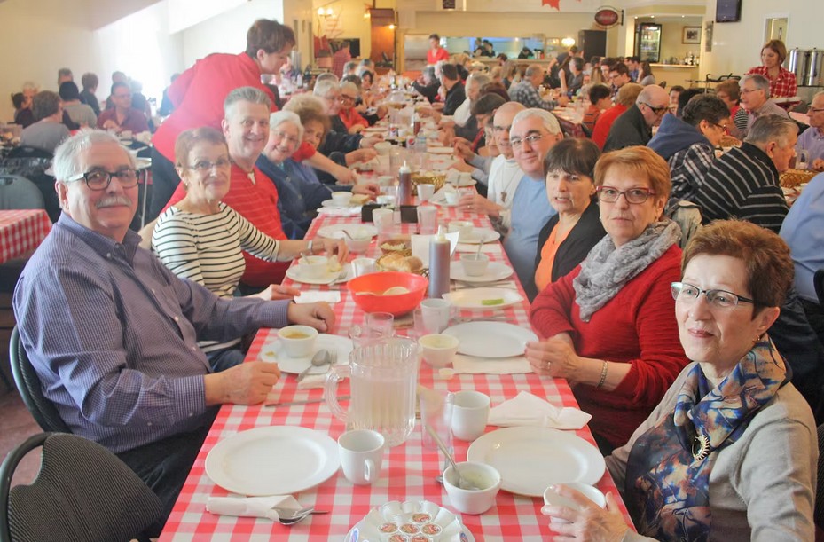 Réal Messier's family (85): Richard Messier, Lise Messier (268), Luc de Grandpré, Yvette Messier Bernier (100), Armelle Lamoureux Sicotte (394). Opposite: Ernest Bernier, Serge Messier (359), Micheline Bonin, Huguette Laliberté, Michèle Desrosiers (105).