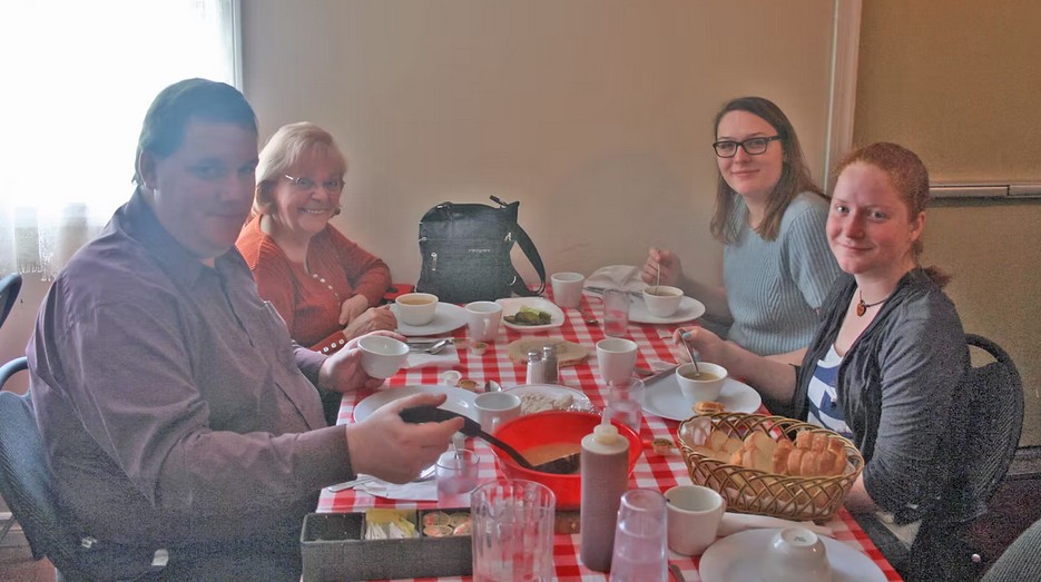 Lise Ferron and her son Daniel Champigny, accompanied by two of his daughters, Janie and Pascale.