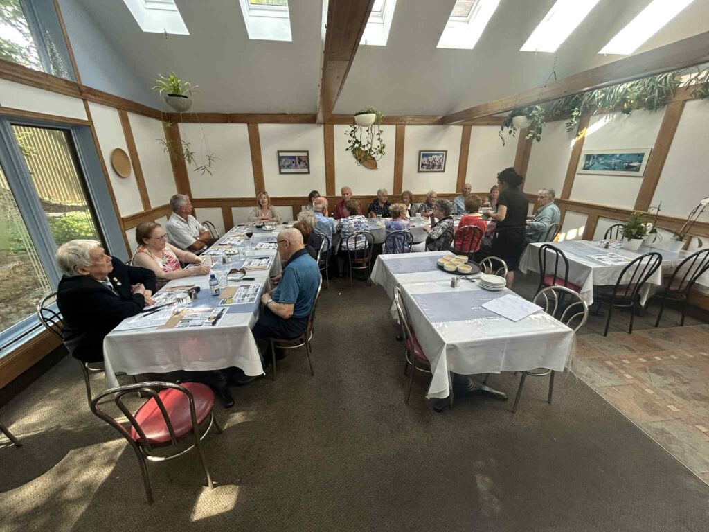 A different shot of the room and the guests as they take their seats! On the left, Richard Leonardo (283) and Lise Gervais (441), and facing them, Réal Messier (85).