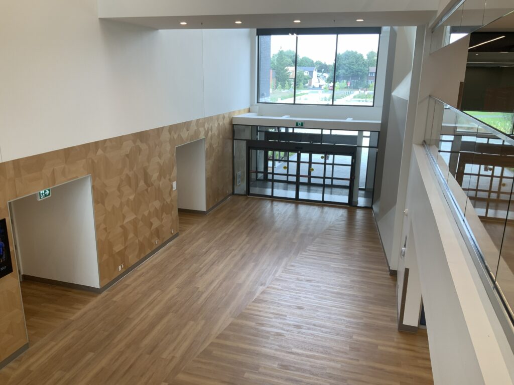 Then, the group visited "L'Espace des bâtisseurs," a multi-purpose building newly available to the residents of Varennes.